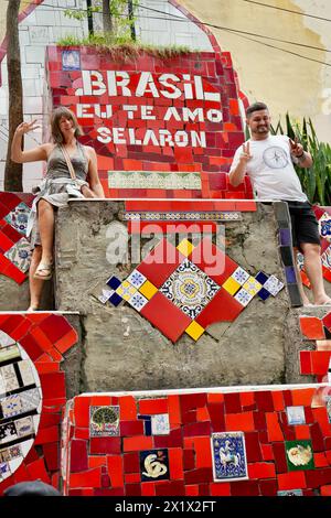 Touristen auf der Selaron Treppe oder Escadaria Selarón, farbenfrohe Regenbogentreppe in Lapa. Stockfoto