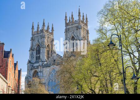 Die westlichen Glockentürme des York Minsters und das Fenster im Herzen von Yorkshire im Frühling Stockfoto