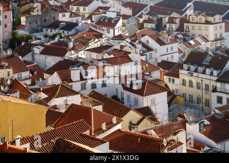 Ein Blick über die Stadt Lissabon mit zahlreichen Dächern Stockfoto