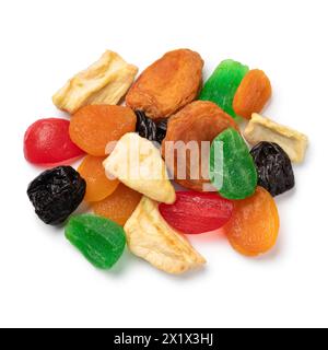 Haufen getrockneter Früchte, Tutti Frutti, isoliert auf weißem Hintergrund, Nahaufnahme Stockfoto