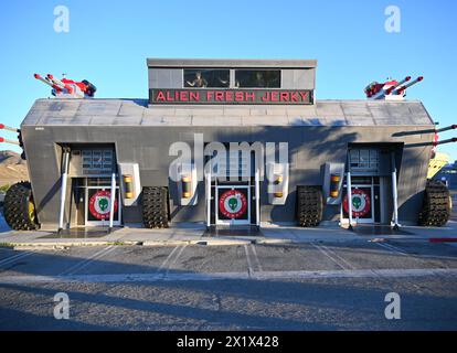 BAKER, KALIFORNIEN - 14. April 2024: Der Alien Fresh Jerky Store in Baker CA, an der I-15 und Route 127. Stockfoto