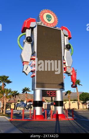 BAKER, KALIFORNIEN - 14. April 2024: Alien Fresh ruckiges elektronisches Schild an der Küste von I-15 und Route 127. Stockfoto