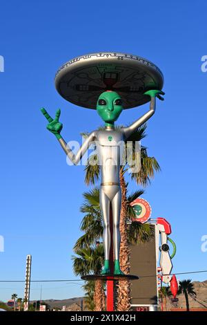BAKER, KALIFORNIEN - 14. April 2024: Alien Statue auf dem Parkplatz des Alien Fresh Jerkey Store. Stockfoto