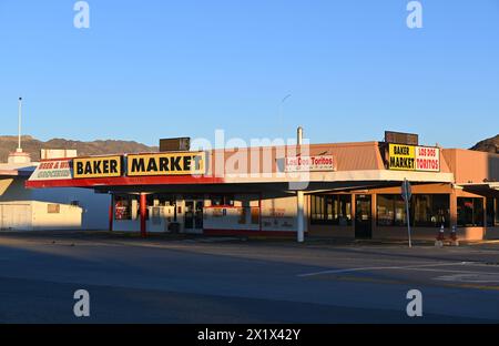 BAKER, KALIFORNIEN - 14. April 2024: Baker Market in der Hochwüstenstadt an der 1-15 auf dem Weg nach Las Vegas. Stockfoto