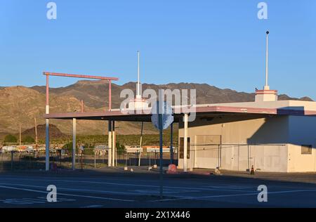 BAKER, KALIFORNIEN - 14. April 2024: Geschäftsschluss an der Baker Road und dem I-15 Freeway. Stockfoto