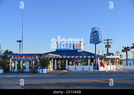 BAKER, KALIFORNIEN - 14. April 2024: Das Mad Greek Cafe am Baker Raod in der Hochwüstenstadt auf dem Weg zum Death Valley. Stockfoto