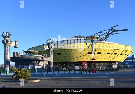 BAKER, KALIFORNIEN - 14. APR 2024: Das UFO Hotel wird im Alien Fresh Jerky Store gebaut. Stockfoto