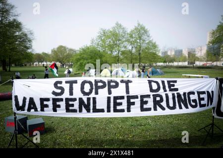 Protest Voelkermord Gaza Deu, Deutschland, Deutschland, Berlin, 09.04.2024 transparent Stoppt die Waffenlieferungen von einem Protestcamp beim Protest von Palaestinenser und der Friedensbewegung vor der Wiese vor dem Reichstag im Regierungsviertel in Berlin Deutschland. Der Protest findet statt als der Weltgerichtshof mit der Anhoerung ueber die Behauptung Nicaraguas begann. Die Demonstranten fordern einen Waffenstillstand und Friedensverhandlungen in Gaza und sind gegen Waffenlieferungen von Deutschland nach Israel und beklagen die Unterstuetzung der Bundesregierung zu Israels bei ihrem Genozid Stockfoto