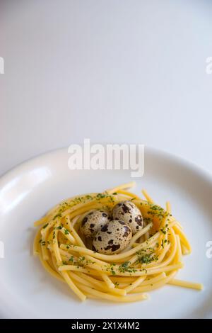 Drei Wachteleier in einem Nest aus Spaghetti. Stockfoto