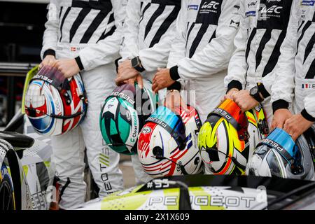 Imola, Italie. April 2024. Ambiance Team peugeot während der 6 Stunden von Imola 2024, 2. Runde der FIA Langstrecken-Weltmeisterschaft 2024, vom 18. Bis 21. April 2024 auf dem Autodromo Internazionale Enzo e Dino Ferrari in Imola - Foto: Flamand/DPPI Credit: DPPI Media/Alamy Live News Stockfoto