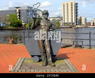 Lebensgroße Bronzestatue eines Kohlebergbauers - von der Grube zum Hafen - vom Künstler John Clinch, Britannia Quay. Cardiff Bay. Aufgenommen 2024 Stockfoto