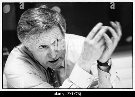 DAVID DIMBLEBY, BACKSTAGE, FRAGESTUNDE, 1994: Ein Portriat des TV-Moderators und Nachrichtensprechers David Dimbleby, kurz nachdem er am 17. März 1994 die Funktion des neuen Moderators der Fragestunde in den ITV Studios, Culverhouse Cross in Cardiff, Wales, Großbritannien übernahm. Foto: Rob Watkins. Stockfoto