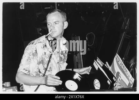 SUPERSTAR DJ, FATBOY SLIM, HOMELANDS FESTIVAL, 1999: Legendärer DJ Fatboy Slim – echter Name Norman Cook – spielt live beim Homelands Festival 1999, während er am 29. Mai 1999 eine Zigarette raucht. Foto: Rob Watkins. Stockfoto