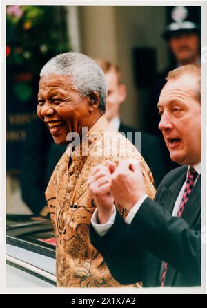 NELSON MANDELA, TAGUNG DES EUROPÄISCHEN RATES, CARDIFF, 1998: Der südafrikanische Präsident Nelson Mandela besucht die Tagung des Europäischen Rates am 16. Juni 1998 in Cardiff, Wales, Vereinigtes Königreich. Auf diesem Bild wird Nelson Mandela von dem walisischen Außenminister Ron Davies von der Labour Party begleitet. Foto: Rob Watkins Stockfoto