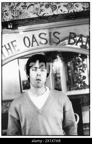 LIAM GALLAGHER, YOUNG, PORTRAIT, OASIS, 1994: Liam Gallagher of Oasis in der entsprechend benannten Oasis Bar des King's Head Hotels in Newport, Wales, 3. Mai 1994. Die Band war auf ihrer ersten Headline UK Tour, um ihre zweite Single Shakermaker zu unterstützen. Foto: Rob Watkins Stockfoto