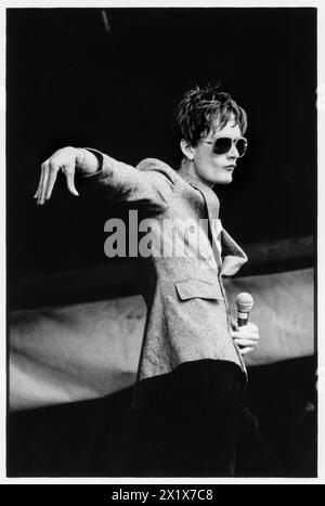 JARVIS COCKER, PULP, GLASTONBURY NME STAGE, 1994: Jarvis Cocker von der britischen Popgruppe Pulp spielt die NME Stage beim Glastonbury Festival, Sonntag, 26. Juni 1994. Foto: Rob Watkins Stockfoto