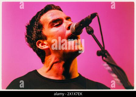 KELLY JONES, STEREOPHONICS, KONZERT, 1999: Kelly Jones von der walisischen Rockband The Stereophonics spielte live in der Cardiff International Arena CIA in Cardiff, Wales, Großbritannien am 17. Dezember 1999. Foto: Rob Watkins. INFO: Stereophonics, eine walisische Rockband, entstand in den 1990er Jahren als prominente Persönlichkeiten im britischen Rock. Mit Kelly Jones' rasenden Vocals und Hits wie Dakota erzielten sie kommerziellen Erfolg. Ihre Diskografie spiegelt eine vielfältige Mischung von Rockgenres wider. Stockfoto