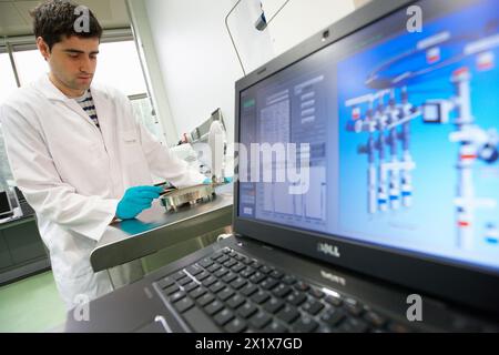Nanowerkstoffgruppe Dünnschichtbeschichtungen zur Funktionalisierung von Werkstoffen für Korrosionsschutz, flexible Elektronik, Sensorik oder Energieanwendungen mit Atomic Layer Deposition ALD Techniques Cambridge NanoTech Savannah S100 Nanomaterials Labor CIC nanoGUNE, Nano Science Cooperative Research Center, San Sebastian, Gipuzkoa, Euskadi, Spanien. Stockfoto