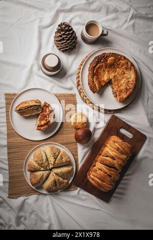 Frisch gebackenes hausgemachtes Brot, Kuchen und Brötchen auf einem Tisch Stockfoto