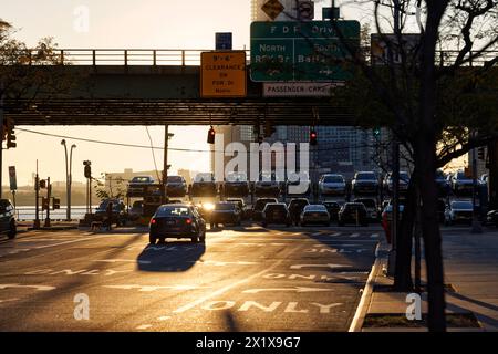 Sonnenaufgang auf Autos East 34th Street - FDR Drive Midtown East Manhattan am Parkplatz am East River Waterfront an der East River Esplanade, New York Stockfoto