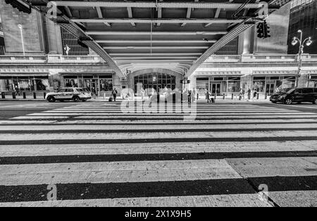 Fußweg oder Straßenüberquerung unter dem Park Avenue Viadukt zum Grand Central Terminal vom Pershing Square Plaza. East 42 St, Midtown, Manhattan, New York, USA Stockfoto