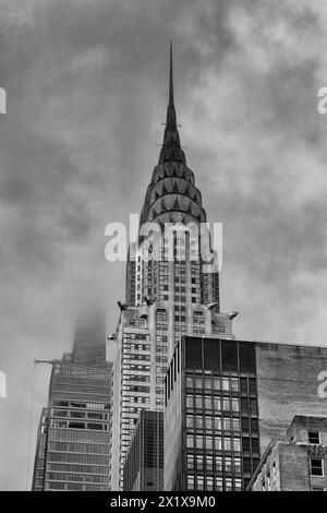 Frühmorgendliches Licht und niedrige Wolken auf dem Art déco Chrysler Building, einem Wolkenkratzer von Willian Van Alen aus dem Jahr 1930 an der Lexington Av, Lower Midtown, New York City Stockfoto