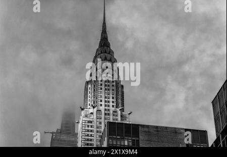 Frühmorgendliches Licht und niedrige Wolken auf dem Art déco Chrysler Building, einem Wolkenkratzer von Willian Van Alen aus dem Jahr 1930 an der Lexington Av, Lower Midtown, New York City Stockfoto
