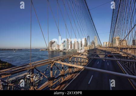 Struktur der Brooklyn Bridge und der Straßenweg über den East River, der Brooklyn und Lower Manhattan verbindet, mit Wolkenkratzern von Lower Manhattan dahinter, New York Stockfoto