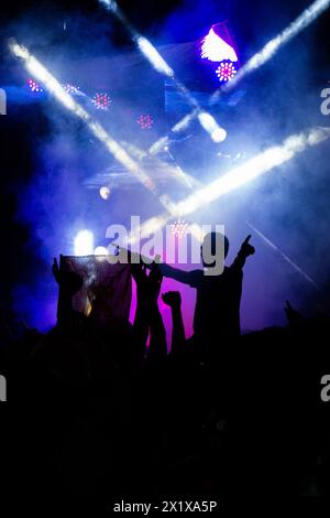 Leute tanzen auf der DJ-Party Stockfoto