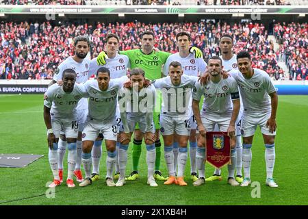 Spieler von Aston Villa mit Douglas Luiz (6) von Aston Villa, Nicolo Zaniolo (22) von Aston Villa, Torhüter Emiliano Martinez (1) von Aston Villa, Pau Torres (14) von Aston Villa, Ezri Konsa (4) von Aston Villa, Moussa Diaby (19) von Aston Villa, Youri Tielemans (8) von Aston Villa, Matty Cash (2) von Aston Villa, Lucas Digne (12) von Aston Villa, John McGinn (7) von Aston Villa und Ollie Watkins (11) von Aston Villa posieren für ein Mannschaftsfoto während der Endrunde der UEFA Conference League Quarter – das zweite Legspiel in der Saison 2023-2024 zwischen Lille OSC und Aston Villa am 18. April 2024 in Lille, Frankreich. Stockfoto