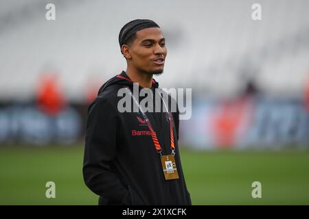 London, Großbritannien. April 2024. Amine Adli von Bayer Leverkusen inspiziert das Spielfeld vor dem Spiel während des UEFA Europa League-Viertelfinales West Ham United gegen Bayer 04 Leverkusen am 18. April 2024 im London Stadium, London, Vereinigtes Königreich (Foto: Gareth Evans/News Images) in London, Vereinigtes Königreich am 18. April 2024. (Foto: Gareth Evans/News Images/SIPA USA) Credit: SIPA USA/Alamy Live News Stockfoto