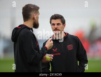 London, Großbritannien. April 2024. Jonas Hofmann von Bayer Leverkusen inspiziert das Spielfeld vor dem Spiel, während des UEFA Europa League-Viertelfinales West Ham United gegen Bayer 04 Leverkusen am 18. April 2024 im London Stadium, London, Vereinigtes Königreich (Foto: Gareth Evans/News Images) in London, Vereinigtes Königreich am 18. April 2024. (Foto: Gareth Evans/News Images/SIPA USA) Credit: SIPA USA/Alamy Live News Stockfoto