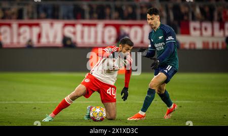 München Deutschland. April 2024. Noussair Mazraoui (München) Gabriel Martinelli (Arsenal) Bayern München - Arsenal London 17.04.2024 Bayern München - Stockfoto