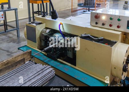 Drehmaschine mit Gewindebohrungen aus Stahlstangen. Stockfoto