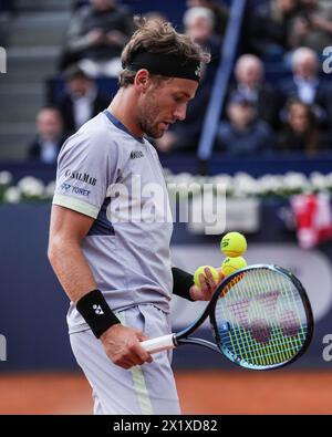 Barcelona, Barcelona, Spanien. April 2024. Casper Ruud aus Norwegen und Jordan Thompson aus Australien während der dritten Runde der Barcelona Open Banc Sabadell Trofeo Conde de de Godó am 18. April 2024 in Barcelona, Spanien. (Kreditbild: © Marti Segura Ramoneda/ZUMA Press Wire) NUR REDAKTIONELLE VERWENDUNG! Nicht für kommerzielle ZWECKE! Stockfoto