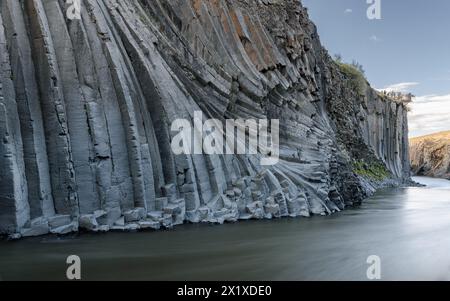 Basaltsäulen im Studlagil Canyon, berühmtes Wahrzeichen im Osten Islands Stockfoto