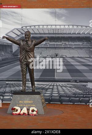 England, Liverpool - 29. Dezember 2023: Bronzestatue von Bill Shankly, dem ehemaligen LFC-Manager, der den Grundstein für die großen Erfolge legte. Stockfoto