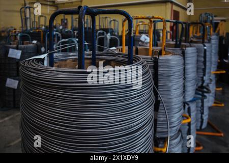 Stahldrahtspule in der Metallverarbeitung. Stockfoto