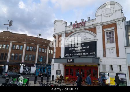 London, Großbritannien, 17. April 2024: Anlässlich des 25. Jahrestages der Brixton-Nagelbombe von David Copeland zeigt das ritzhafte Kino eine Anti-Hass-Verbrechensbotschaft nahe dem Ort der Explosion, bei der 48 Menschen verletzt wurden. Jährliche Mahnwachen wurden von der 17-24-30 National Hate Crime Action Week organisiert und Gründer Mark Healey sprach bei der Mahnwache, ebenso wie die lokale Abgeordnete Helen Hayes. Die Zahlen 17-24-30 repräsentieren die Daten der Bomben in Brixton, Brick Lane und im Admiral Duncan Gay Pub in Soho. Anna Watson/Alamy Live News Stockfoto
