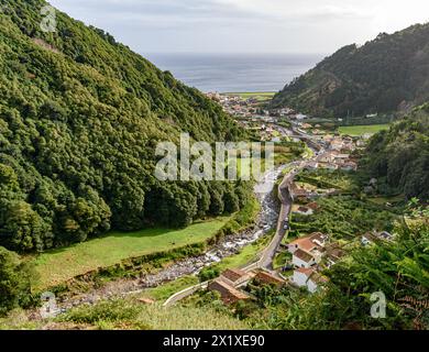Panoramablick auf die kleine Stadt Faial da Terra entlang der Südküste der Insel Sao Miguel, im Azoren-Archipel Stockfoto