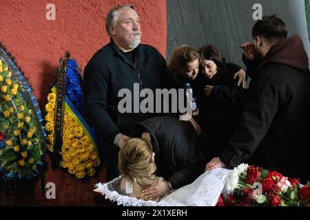 Kiew, Ukraine. April 2024. (ANMERKUNG DER REDAKTION: Bild zeigt den Tod). Verwandte trauern bei der Beerdigungszeremonie für den ukrainischen Schriftsteller Dmytro Kapranow auf dem Baikowo-Friedhof in Kiew mit dem Leichnam. (Credit Image: © Oleksii Chumachenko/SOPA Images via ZUMA Press Wire) NUR REDAKTIONELLE VERWENDUNG! Nicht für kommerzielle ZWECKE! Stockfoto