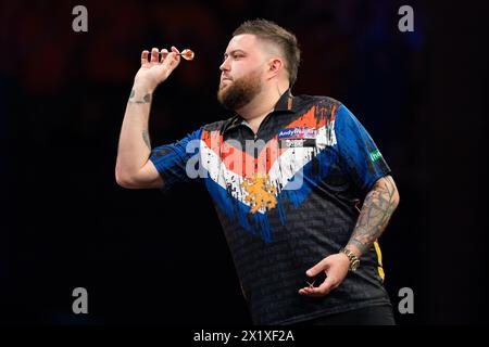 ROTTERDAM, NIEDERLANDE - 18. APRIL: Michael Smith von England während der BetMGM Premier League Darts 2024 - Rotterdam am 18. April 2024 in Rotterdam, Niederlande. (Foto: Joris Verwijst/BSR Agency) Stockfoto