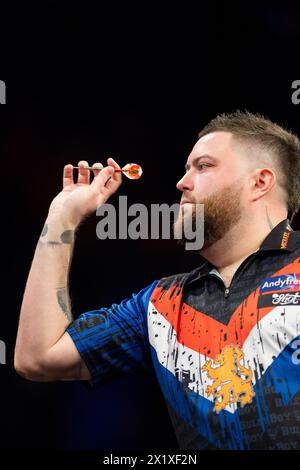 ROTTERDAM, NIEDERLANDE - 18. APRIL: Michael Smith von England während der BetMGM Premier League Darts 2024 - Rotterdam am 18. April 2024 in Rotterdam, Niederlande. (Foto: Joris Verwijst/BSR Agency) Stockfoto