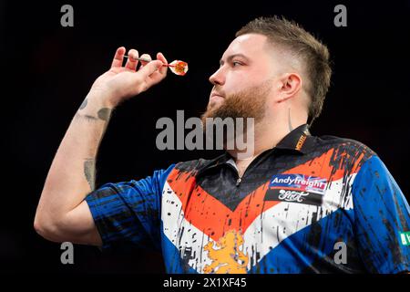 ROTTERDAM, NIEDERLANDE - 18. APRIL: Michael Smith von England während der BetMGM Premier League Darts 2024 - Rotterdam am 18. April 2024 in Rotterdam, Niederlande. (Foto: Joris Verwijst/BSR Agency) Stockfoto