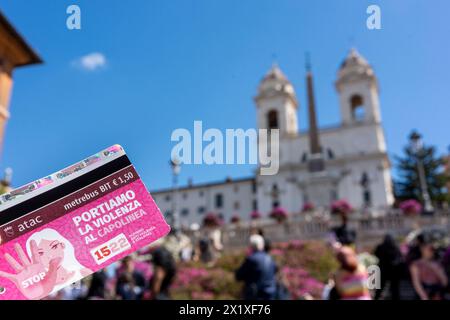 Rom, Italien. April 2024. Ein ATAC-U-Bahn- und Busticket, fotografiert vor der Spanischen Treppe in Rom, Italien. Die Kosten für Fahrkarten für das öffentliche Verkehrsnetz Roms werden diesen Sommer von derzeit 1,50 € auf 2 € steigen; die Preiserhöhung soll ab dem 1. Juli wirksam werden. Der Anstieg der Ticketpreise bezieht sich auf das Tarifsystem Metrebus der Hauptstadt, das Cotral mit Trenitalia und dem städtischen Verkehrsunternehmen ATAC zusammenarbeitet. Quelle: SOPA Images Limited/Alamy Live News Stockfoto