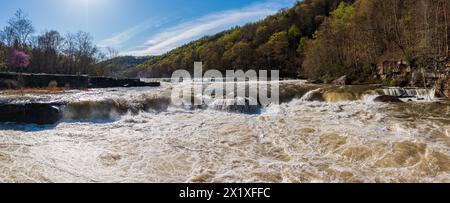 Blick auf das tosende Wasser im Tygart River im Valley Falls State Park in der Nähe von Fairmont in West Virginia aus der Vogelperspektive Stockfoto