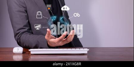 Geschäftsmann verwaltet seine globalen Investitionen sicher. Senden und Empfangen von Daten aus der Cloud Stockfoto