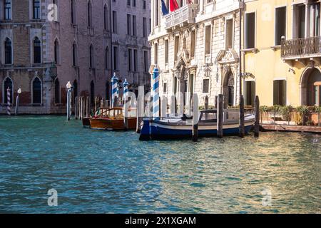 Boote parkten auf dem Canal Grande in Venedig, Italien Stockfoto