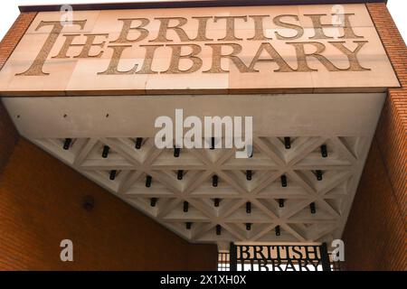 London, England, Großbritannien - 28. Juni 2023: Nahaufnahme der Vorderseite des Gebäudes der British Library im Zentrum von London Stockfoto