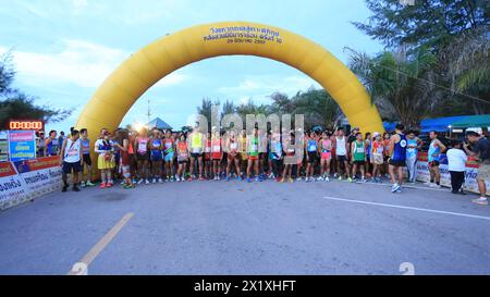 CHUMPHON, THAILAND – 29. JUNI 2014: Nicht identifizierte Teilnehmer beim jährlichen Lauf durch das Meer nach Pithak Island Langsuan, 10. Lang Suan Mini Marathon Stockfoto